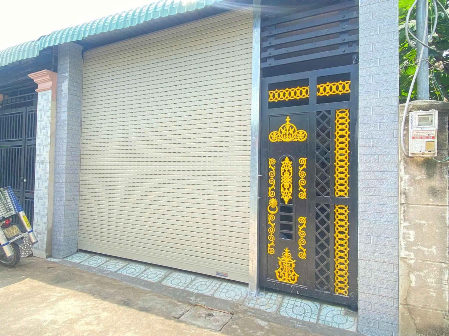 xử lý cửa cuốn bị kẹt cho khách hàng