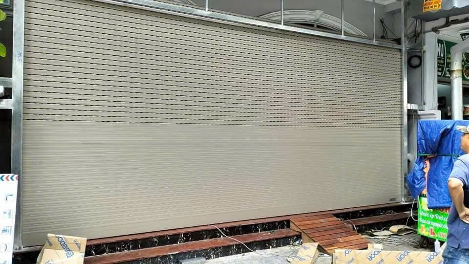 Cửa cuốn Đức chính hãng, thiết kế chắc chắn, vận hành êm ái, độ bền cao, phù hợp nhà phố và công trình cao cấp.