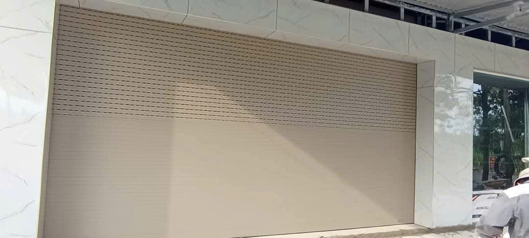 Mẫu cửa cuốn Đức nhôm hợp kim cao cấp, chịu lực tốt, chống oxy hóa, thích hợp khí hậu Việt Nam.
