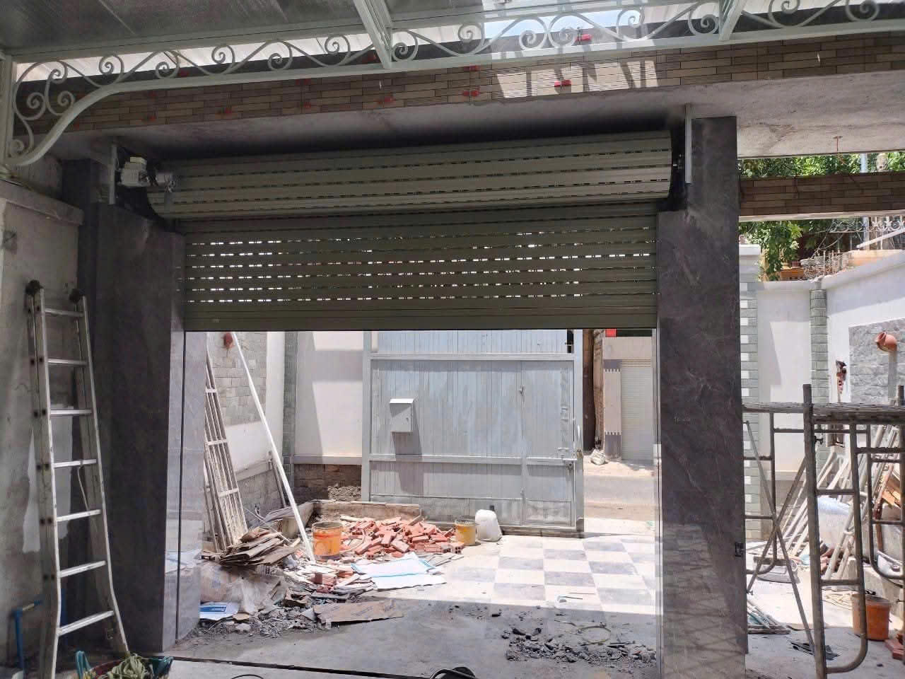 Cửa cuốn Đức vận hành êm ái, hạn chế tiếng ồn, phù hợp lắp đặt cho nhà ở, biệt thự và cửa hàng.