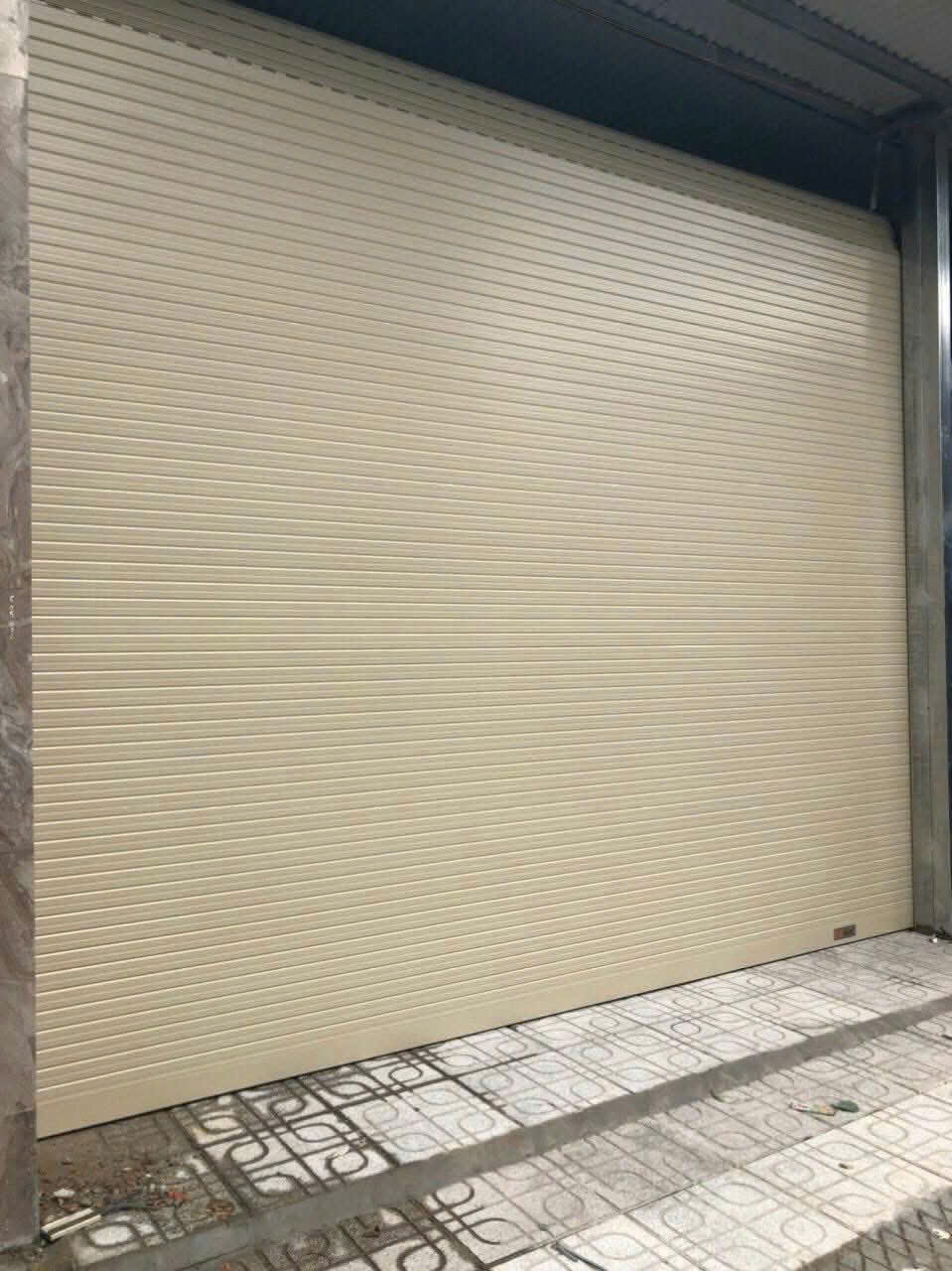 Cửa cuốn đức nhôm hợp kim màu kem đóng kín cho mặt tiền nhà phố