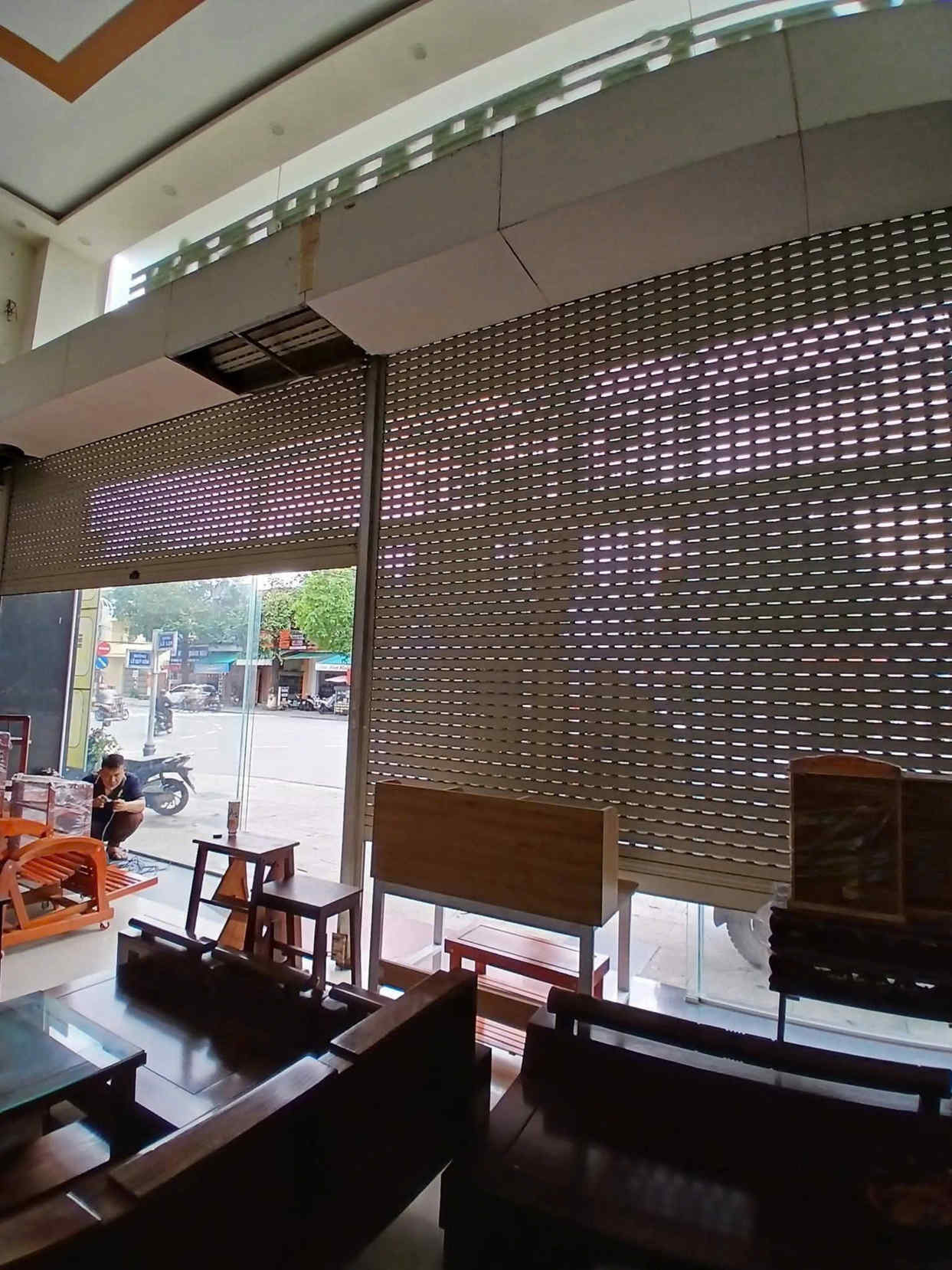 Cửa cuốn khe thoáng bằng kim loại lắp cho mặt tiền cửa hàng nội thất gỗ