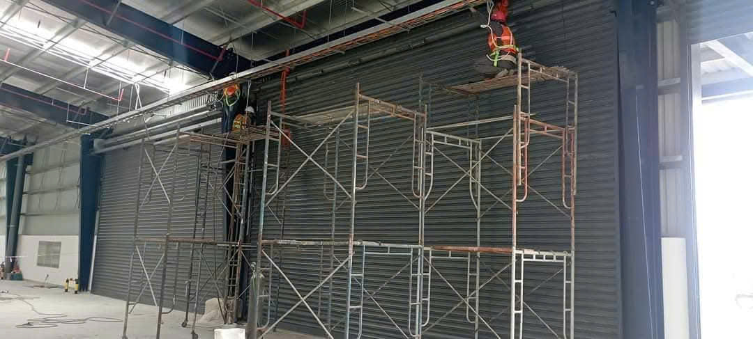 cửa cuốn bị kẹt bấm không được