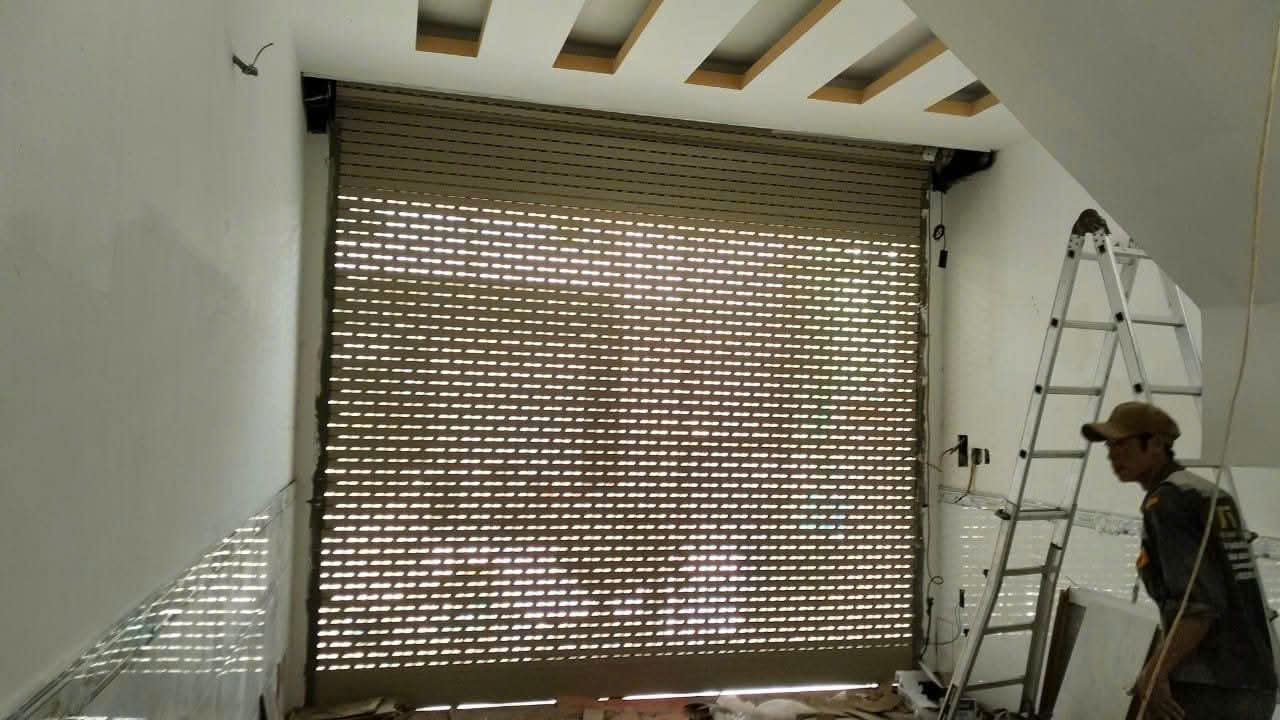 sửa cửa cuốn bị kẹt tại nhà