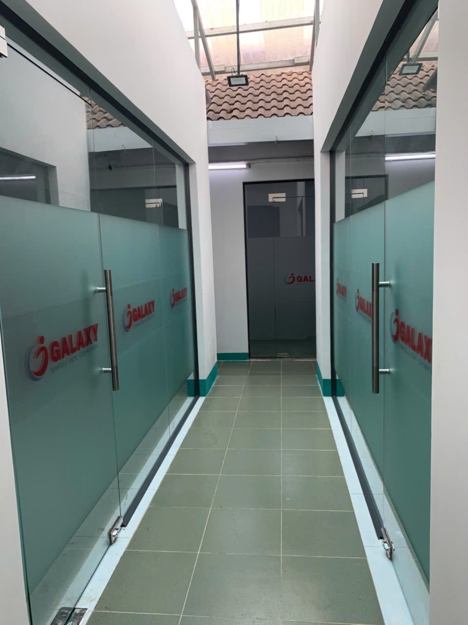 lắp đặt cửa kính cường lực