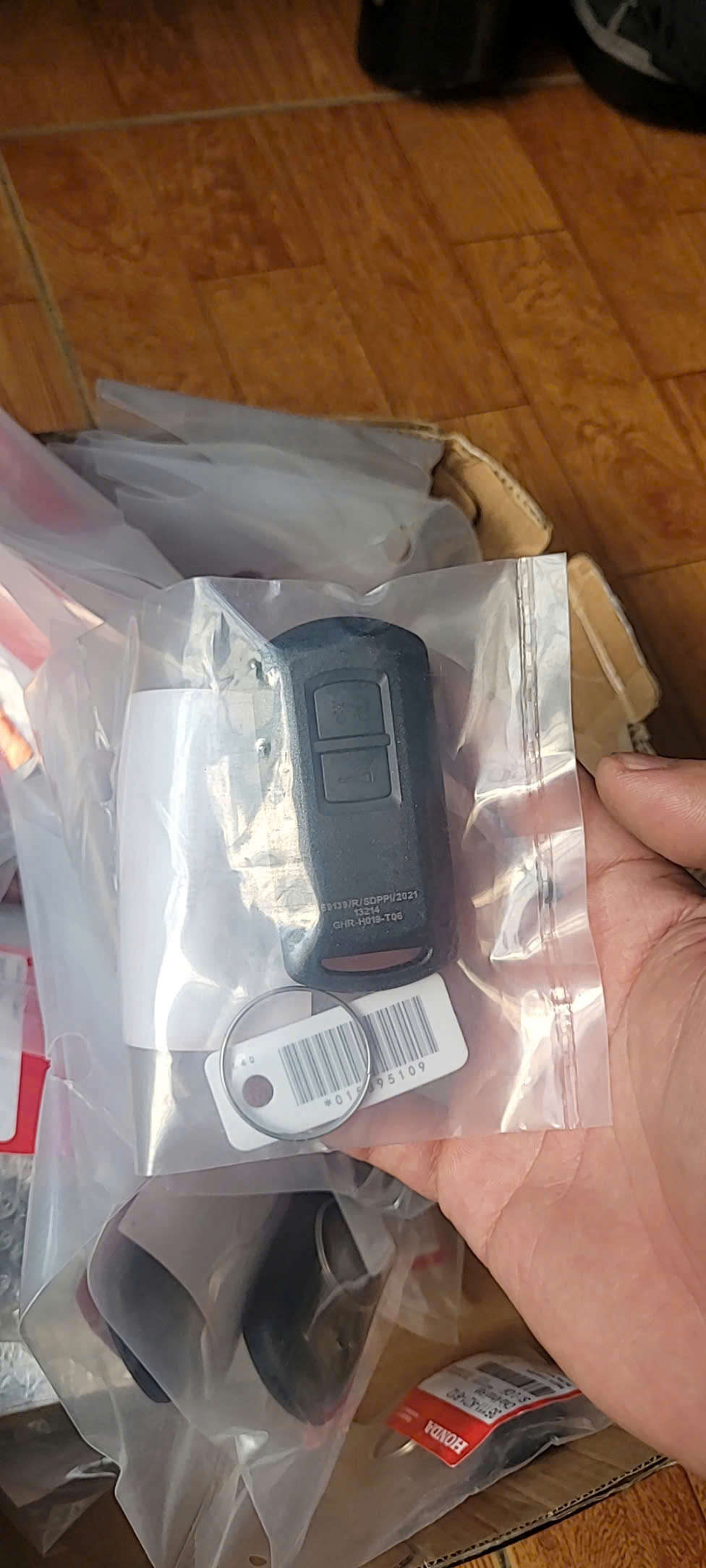 Remote chìa khóa ô tô Honda mới trong túi nilon kèm vòng tròn và thẻ mã vạch