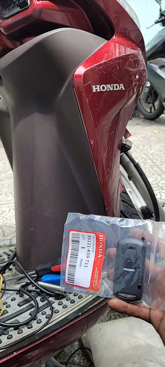 Kiểm tra và bàn giao chìa khóa Smartkey sau khi hoàn tất, đảm bảo remote hoạt động ổn định và xe nhận tín hiệu tốt.