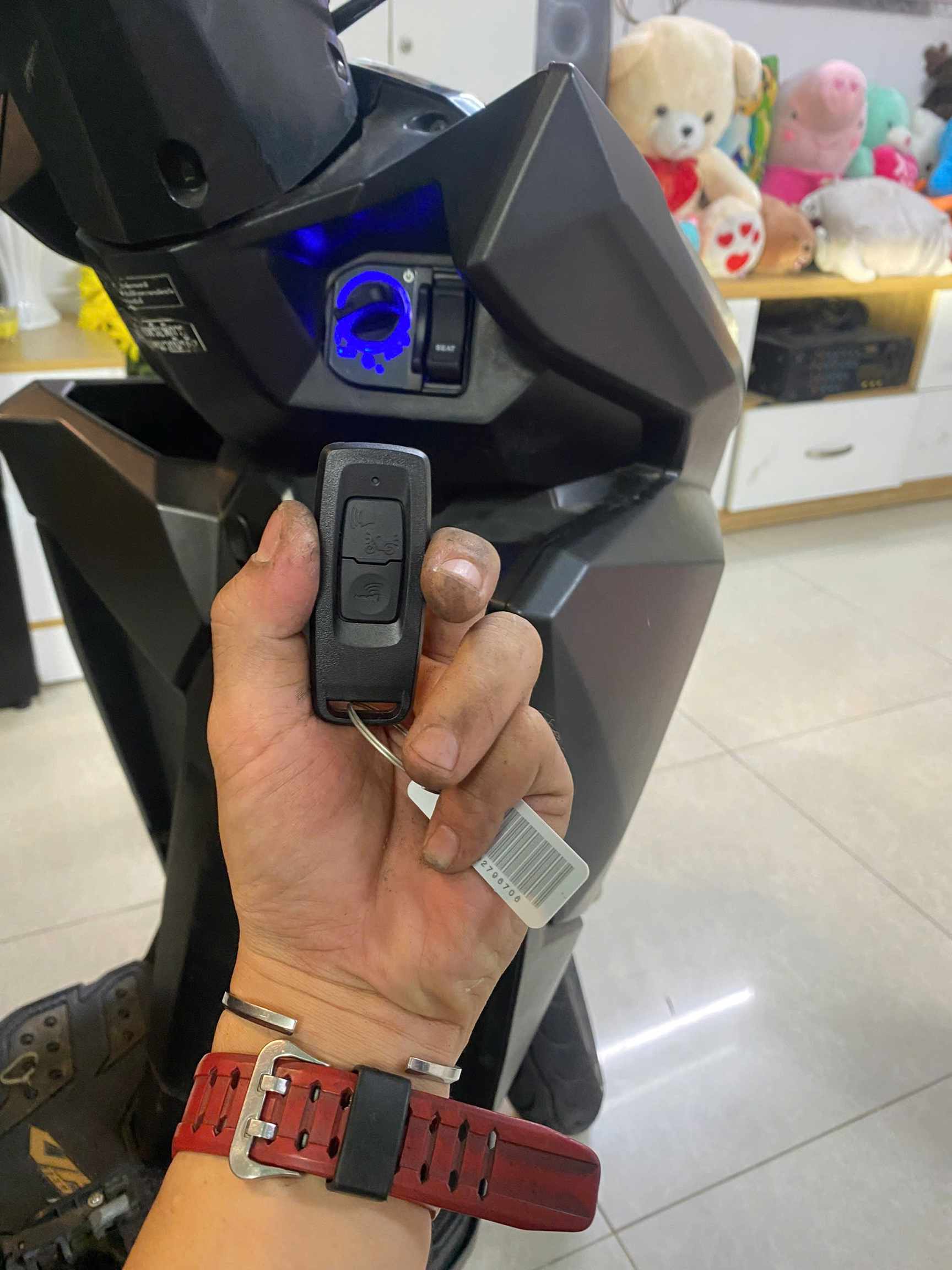 Chìa khóa thông minh điều khiển từ xa cho xe máy tay ga với ổ khóa phát sáng màu xanh