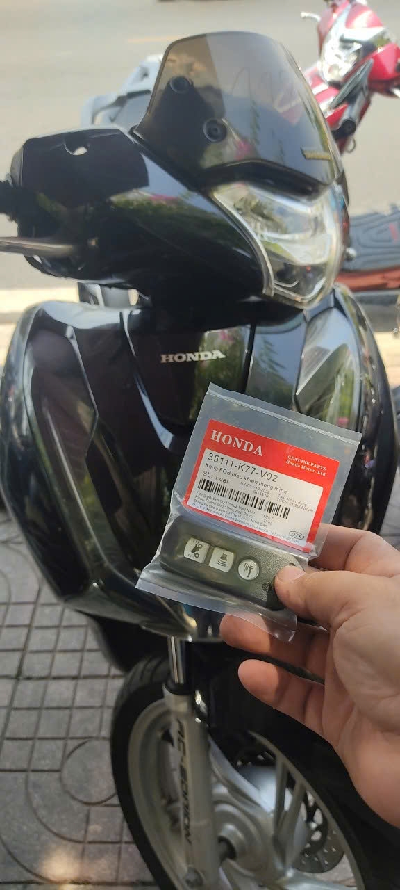 Kỹ thuật viên FIX365 đang làm chìa khóa Smartkey xe máy bằng thiết bị lập trình chuyên dụng, đảm bảo an toàn và chính xác.