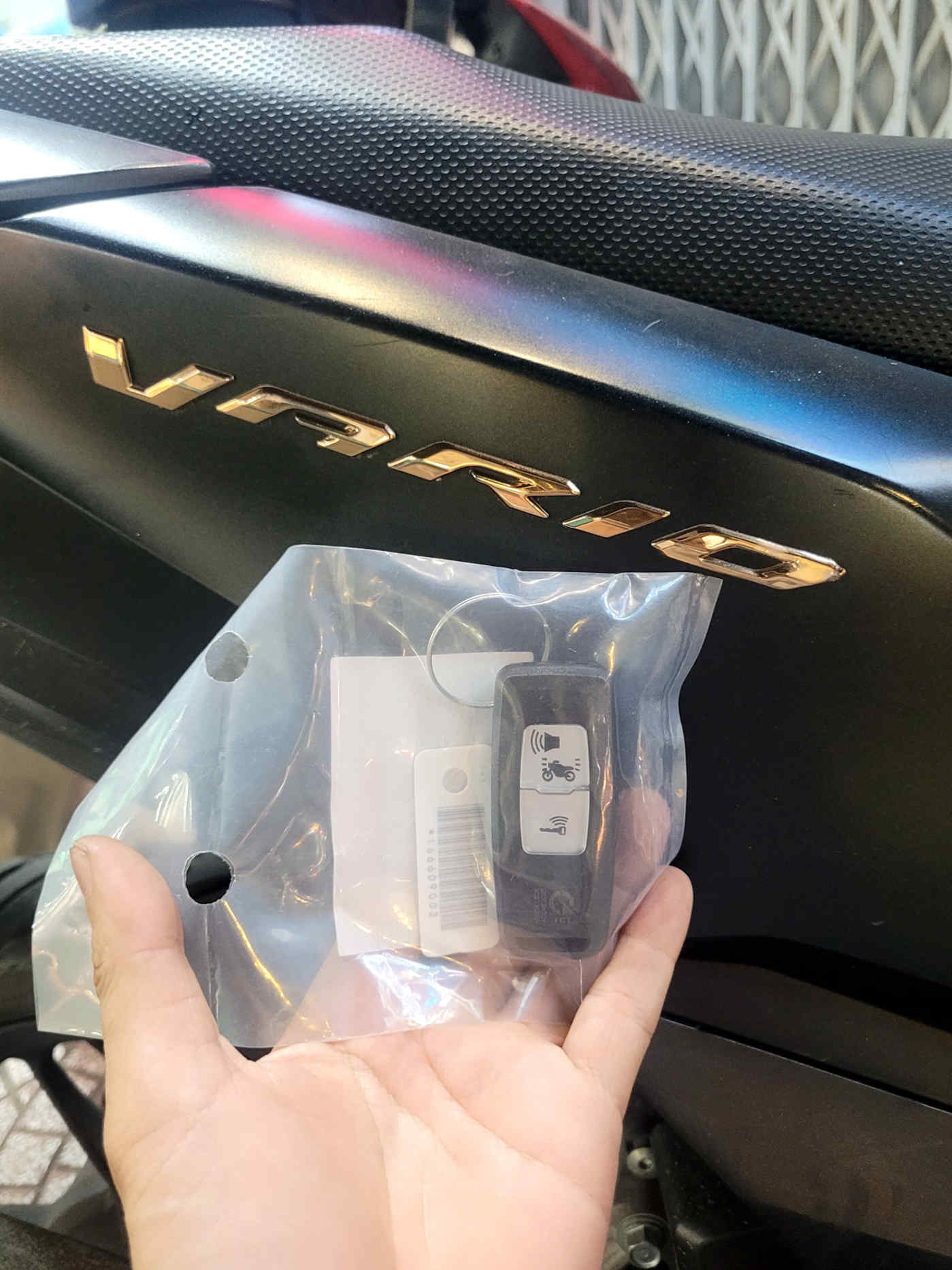 Chìa khóa thông minh xe máy Honda Vario mới trong túi nilon được cầm trước thân xe