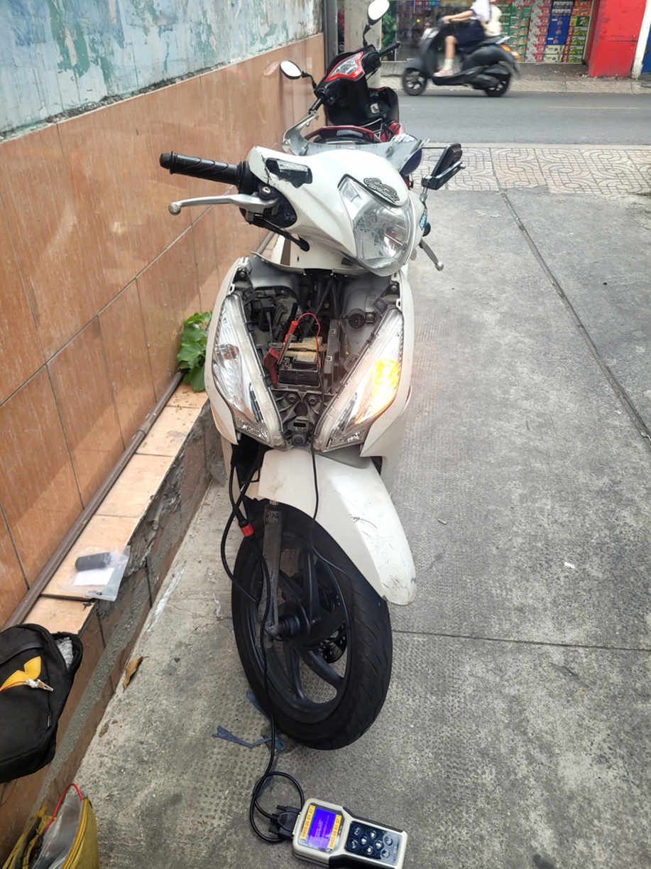 dùng máy dò lại mã id smartkey