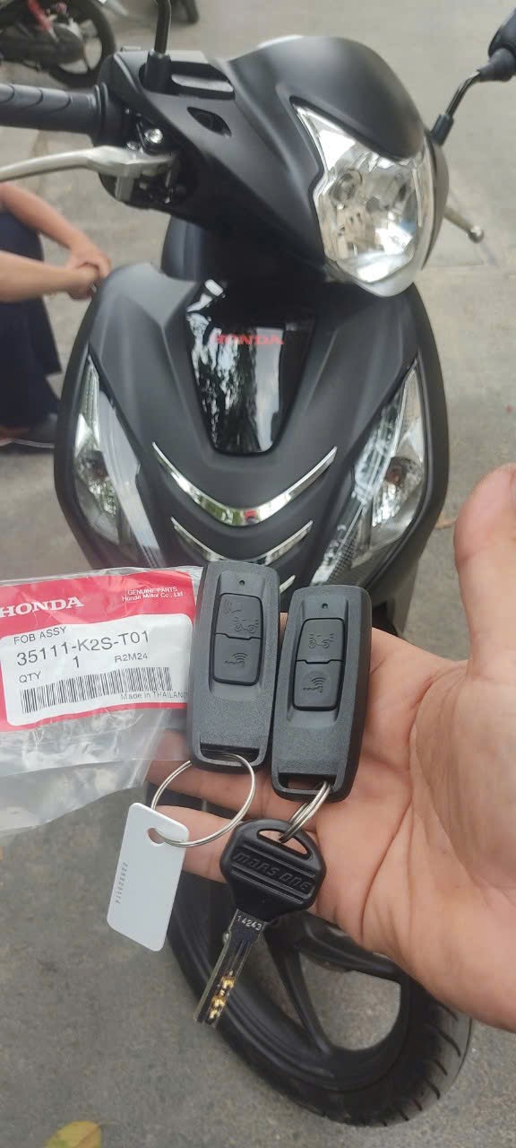 Quá trình lập trình chìa khóa Smartkey cho xe Honda, kiểm tra kết nối ECU và remote.