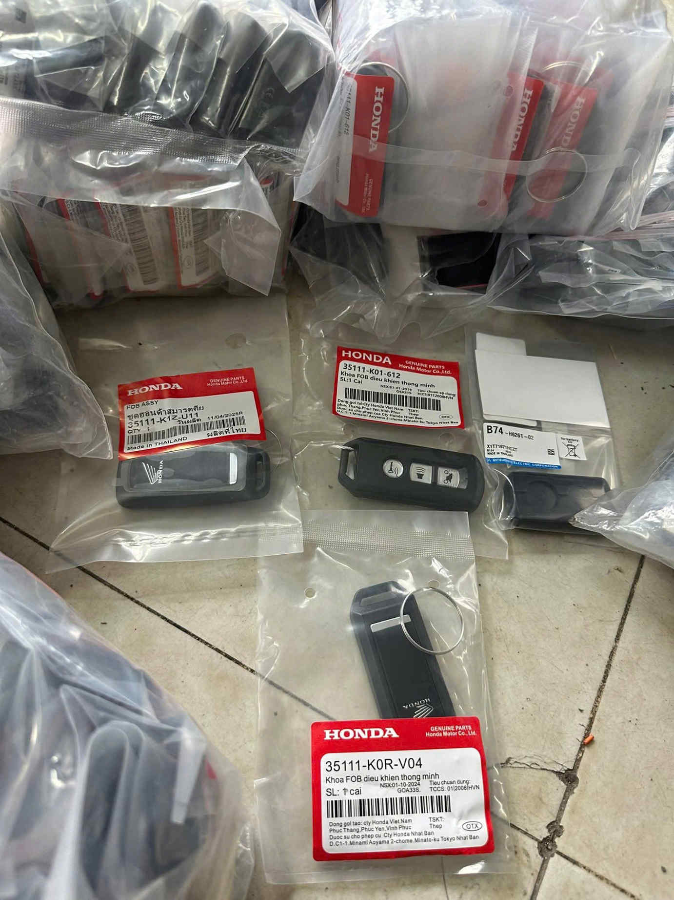 Chìa khóa thông minh Honda chính hãng đóng gói trong túi nhựa trên nền sàn nhà