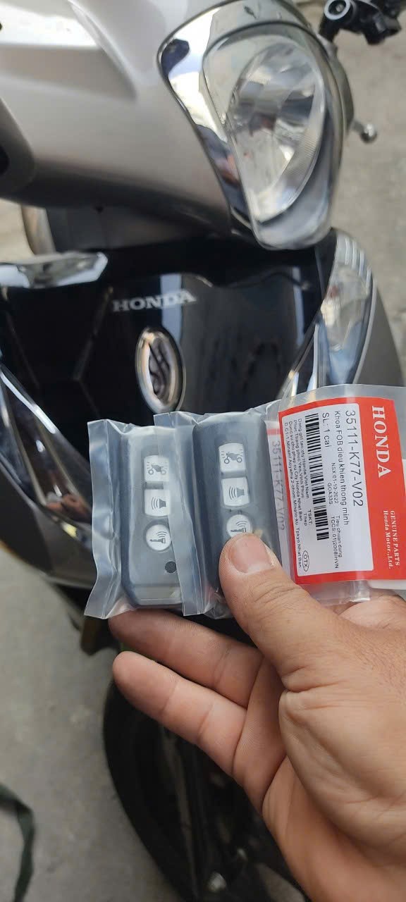 Kỹ thuật viên xử lý trường hợp mất hết chìa khóa Smartkey, lập trình chìa mới và xóa chìa cũ để tăng bảo mật.