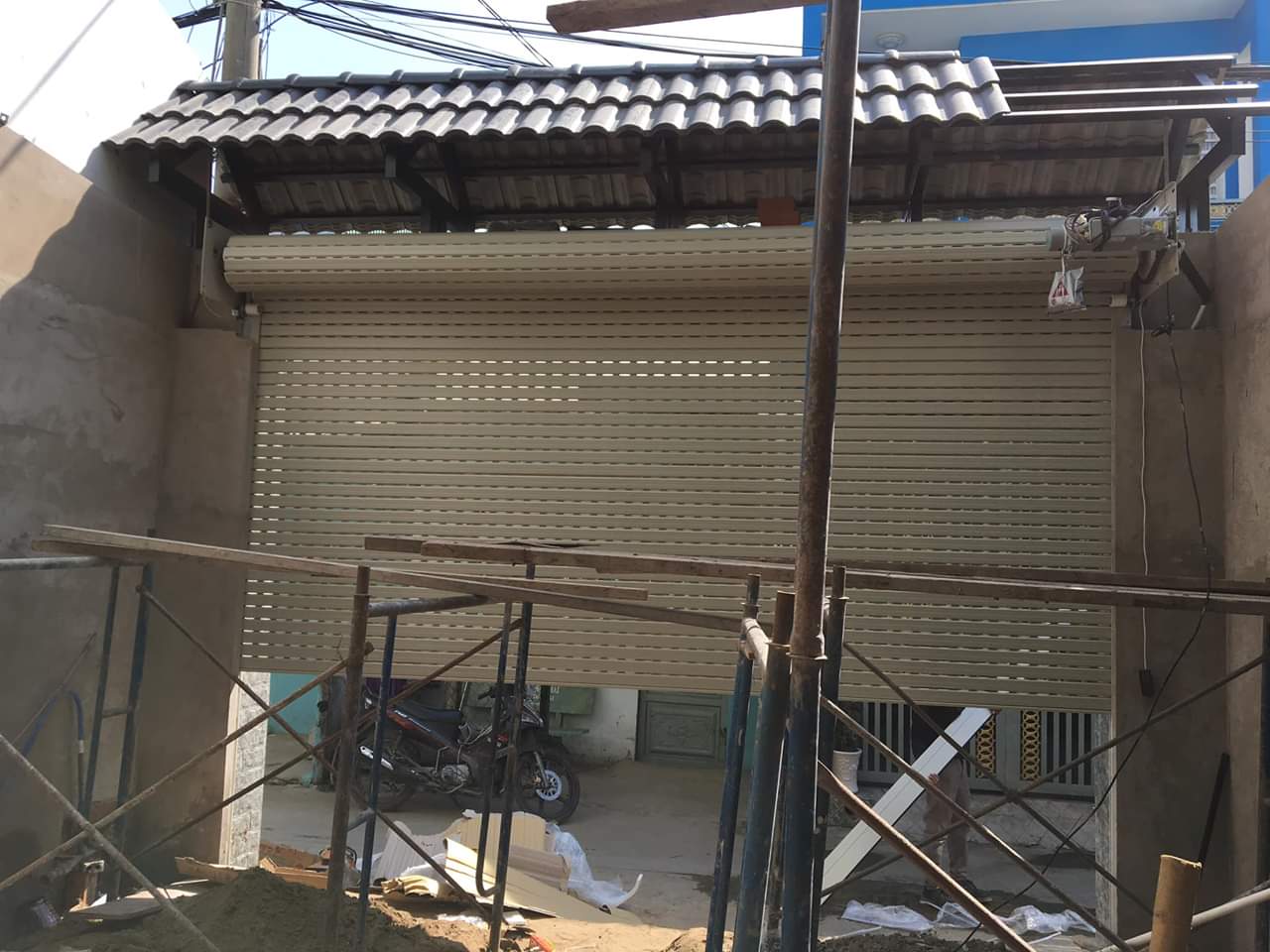 thợ bàn giao sau khi sửa cửa tphcm