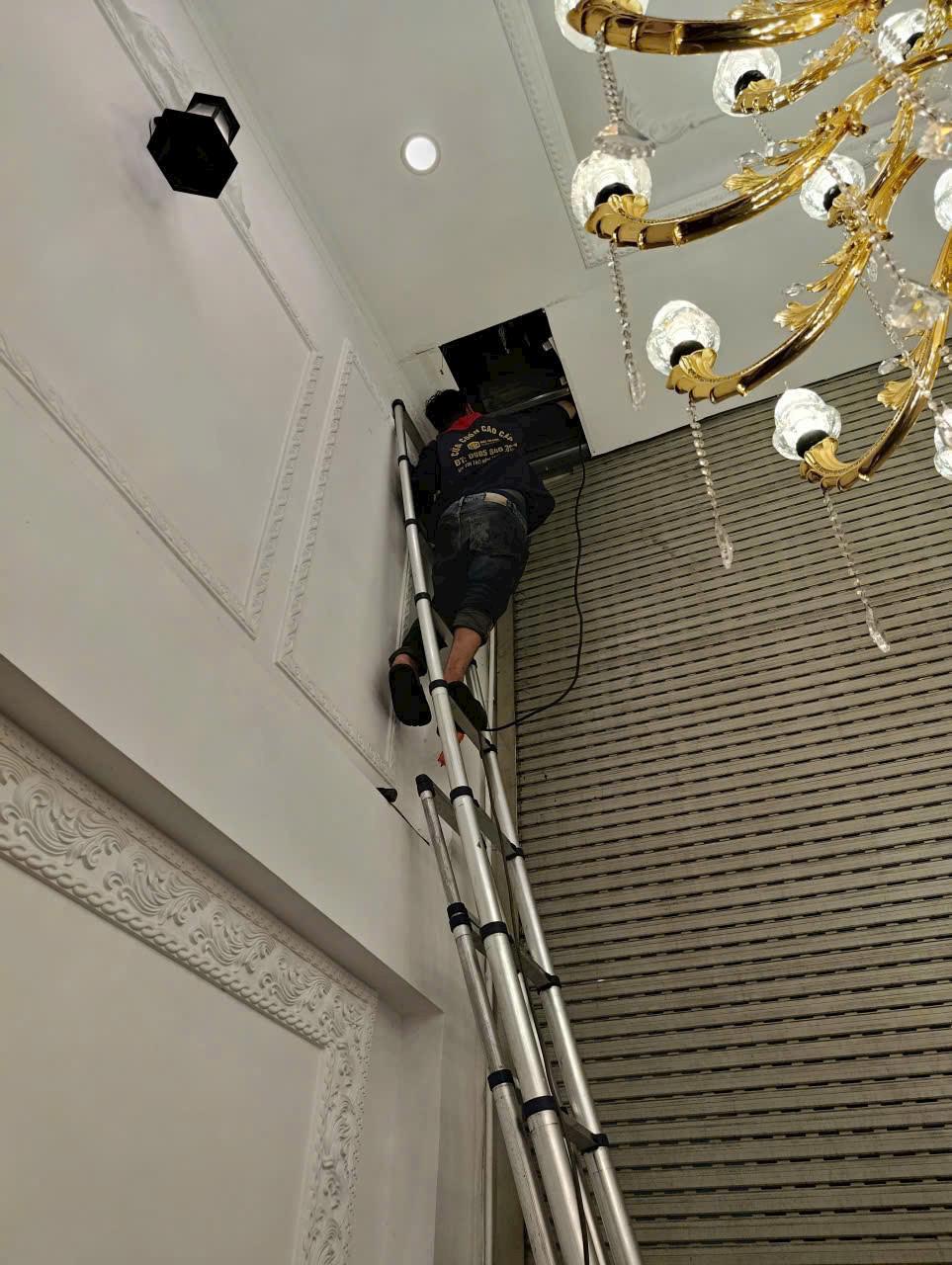 Hình ảnh bảo dưỡng cửa cuốn định kỳ tại Quận 5 giúp hạn chế sự cố kẹt cửa, giảm hao mòn linh kiện và tăng tuổi thọ cửa cuốn.