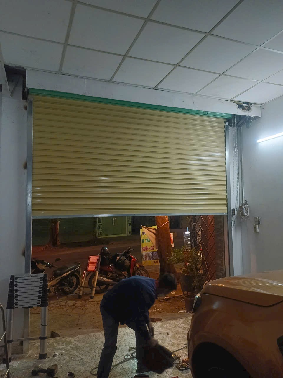 Hình ảnh bảo dưỡng cửa cuốn định kỳ tại Quận 6 giúp hạn chế kẹt cửa, giảm hao mòn linh kiện và kéo dài tuổi thọ cửa cuốn.