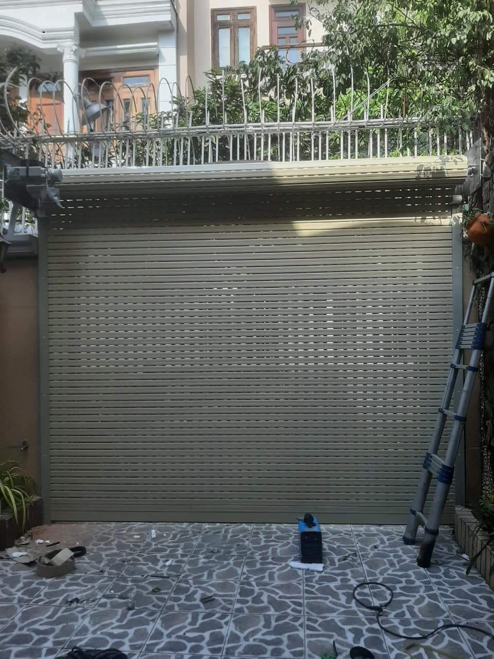 Cửa cuốn nhôm tự động màu ghi lắp đặt tại gara nhà phố