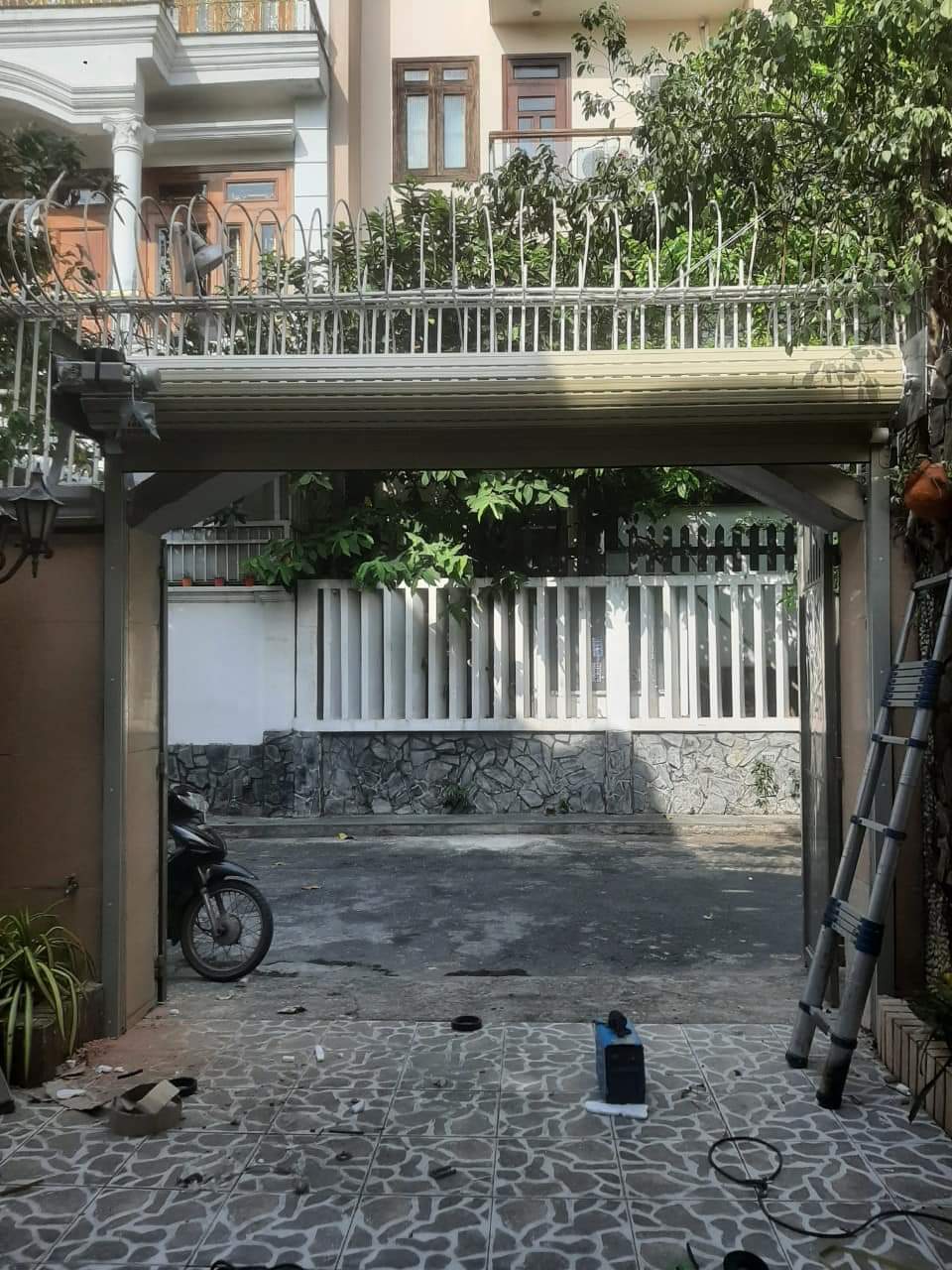 Thợ sửa cửa cuốn Quận 8 FIX365 thay motor cửa cuốn chính hãng, giúp cửa vận hành ổn định và an toàn lâu dài.