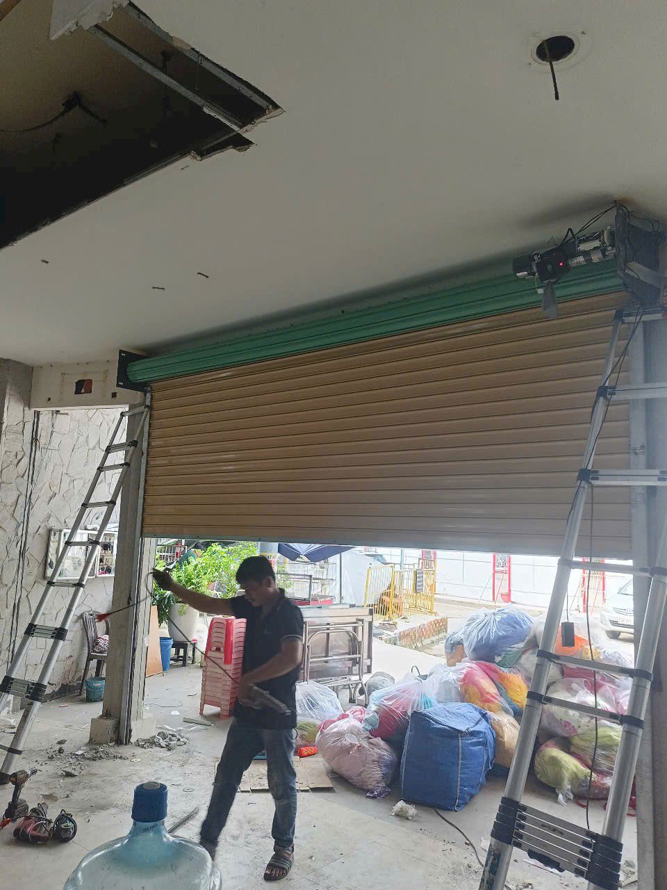 sửa cửa cuốn quận 10 bấm không lên