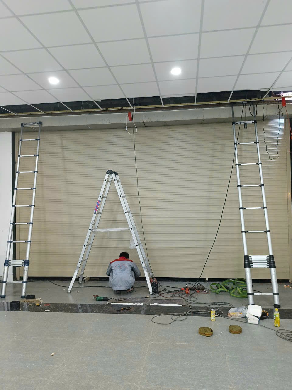 Cửa cuốn tại Quận 11 bị kẹt nan, không lên xuống được, kỹ thuật viên FIX365 kiểm tra và xử lý nhanh để cửa vận hành ổn định trở lại.