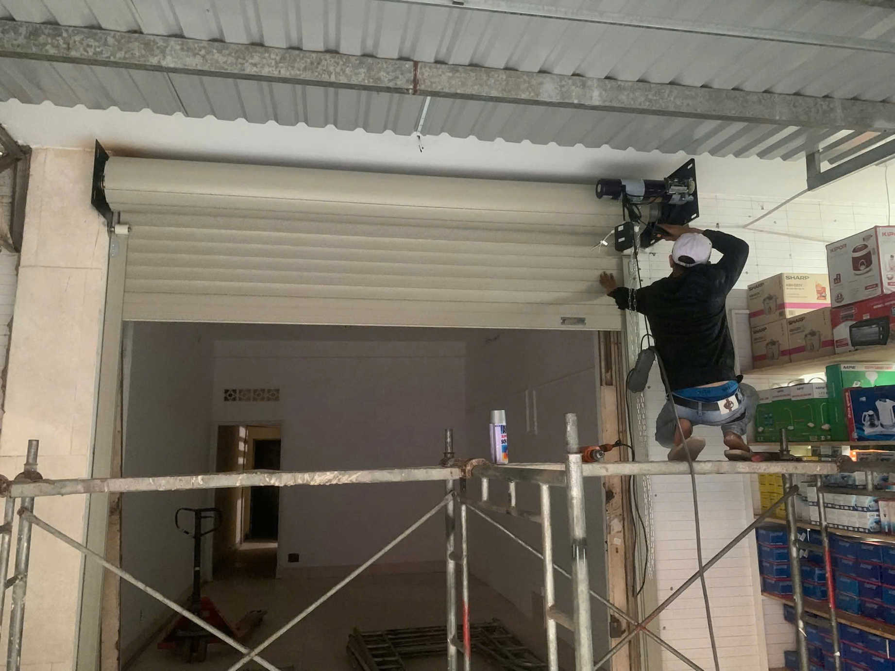 Các Lỗi Cửa Cuốn Thường Gặp - FIX365 Hướng Dẫn Cách Xử Lý