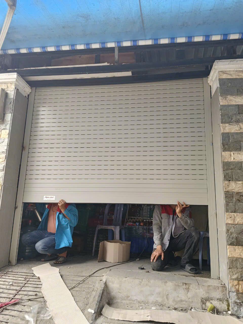Tình trạng cửa cuốn không lên xuống do hỏng motor hoặc lệch ray tại Quận 11, được FIX365 sửa chữa an toàn, đảm bảo sử dụng lâu dài.