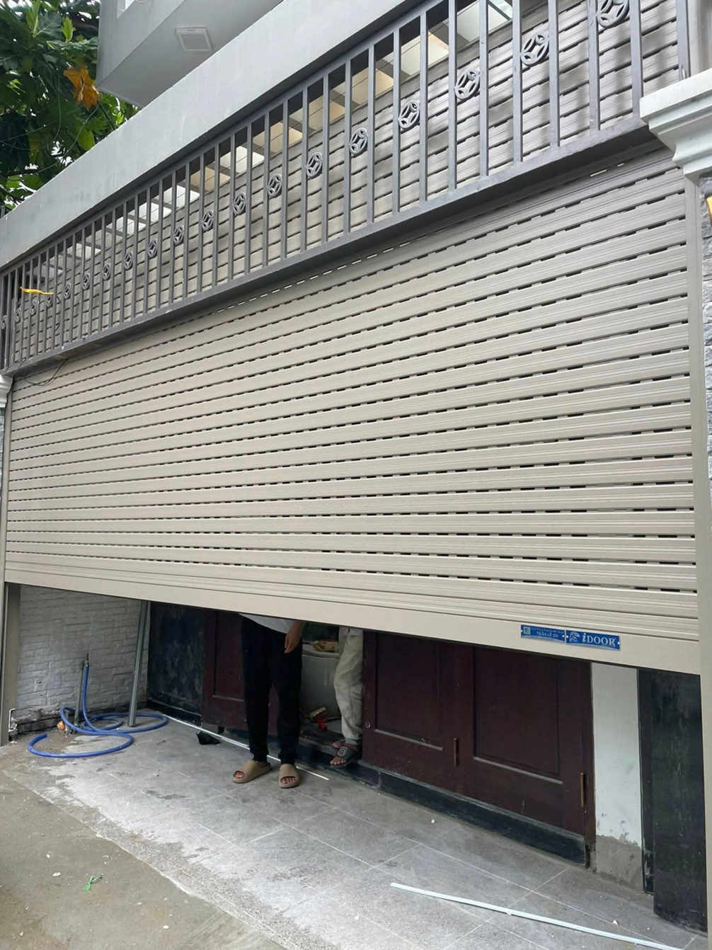 cửa cuốn bấm không lên không xuống