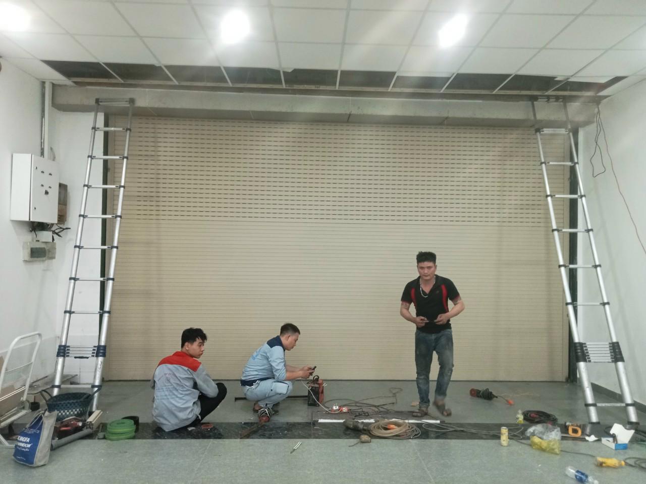 Dịch vụ sửa cửa cuốn tại Thuận An Bình Dương, kỹ thuật viên FIX365 kiểm tra tổng thể cửa cuốn, đảm bảo vận hành an toàn và ổn định sau sửa chữa.