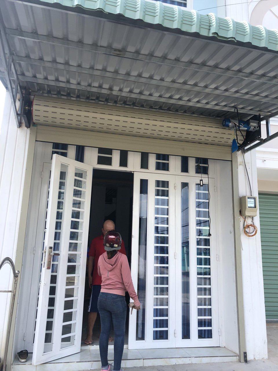 Kỹ thuật viên FIX365 kiểm tra motor và hệ thống vận hành cửa cuốn tại huyện Cần Giờ khi cửa hoạt động yếu hoặc đứng cửa.