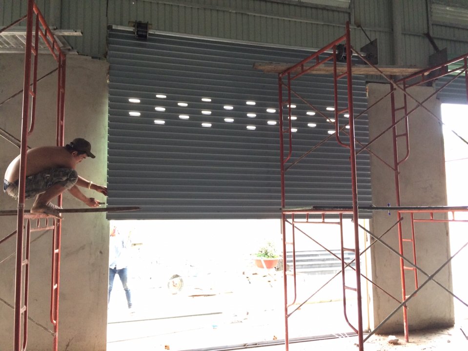 Dịch vụ sửa cửa cuốn Bến Cát hỗ trợ 24/7, kỹ thuật viên có mặt nhanh kiểm tra và khắc phục lỗi cửa cuốn tận nơi.