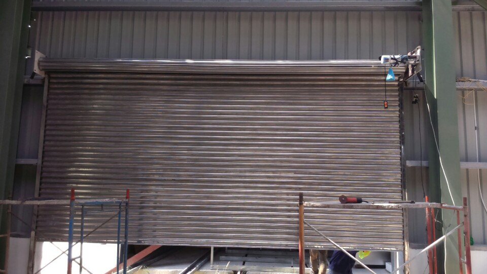 Thợ sửa cửa cuốn tại Bến Cát đang xử lý sự cố cửa cuốn không lên xuống cho nhà phố và cửa hàng.