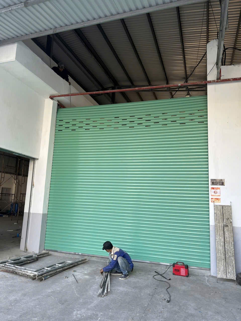 Kỹ thuật viên FIX365 kiểm tra và xử lý tình trạng cửa cuốn bị kẹt, không lên xuống tại huyện Bình Chánh, đảm bảo cửa vận hành an toàn và êm ái.