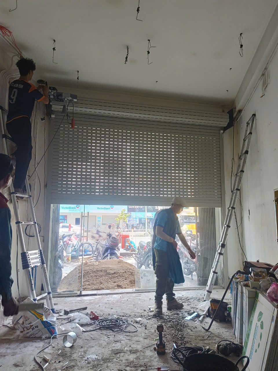 Dịch vụ sửa và thay remote cửa cuốn tại huyện Bình Chánh của FIX365, xử lý nhanh các lỗi remote không nhận tín hiệu, chập chờn.