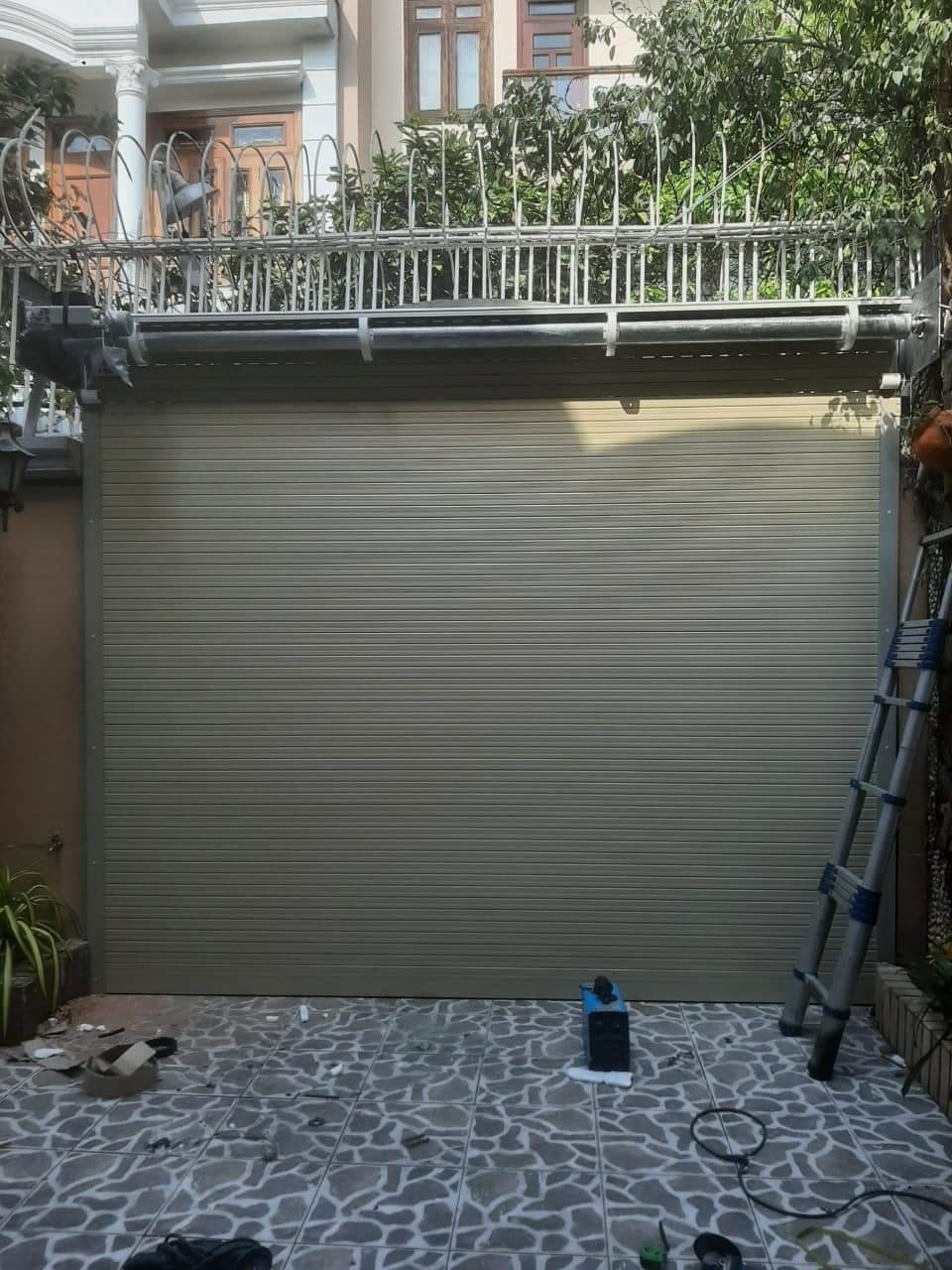 Kỹ thuật viên FIX365 xử lý tình trạng cửa cuốn bị kẹt, không lên xuống tại quận Bình Tân, đảm bảo cửa hoạt động an toàn và ổn định