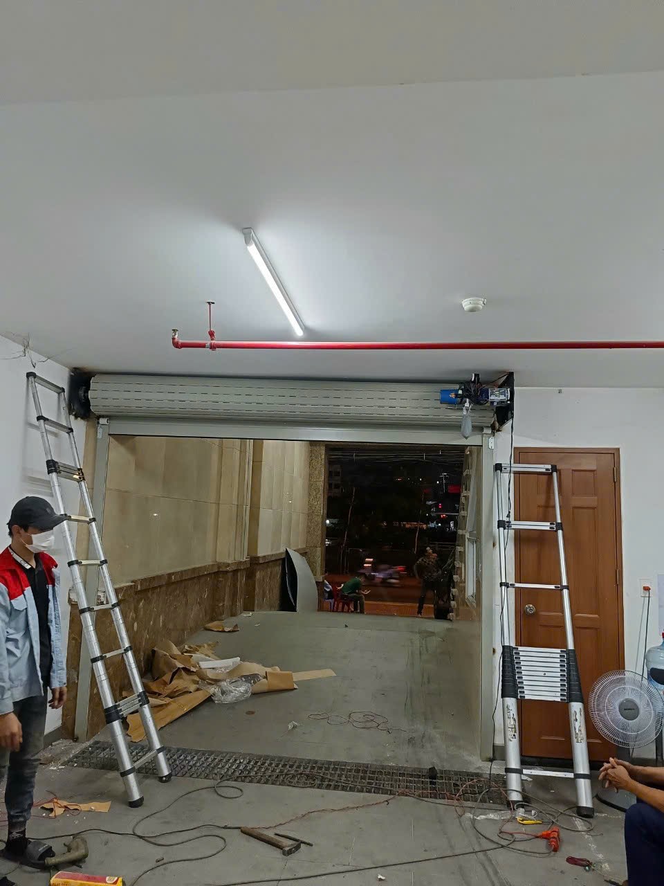 Dịch vụ sửa và thay remote cửa cuốn tại quận Bình Tân của FIX365, xử lý nhanh các lỗi remote không nhận tín hiệu hoặc bị hỏng.