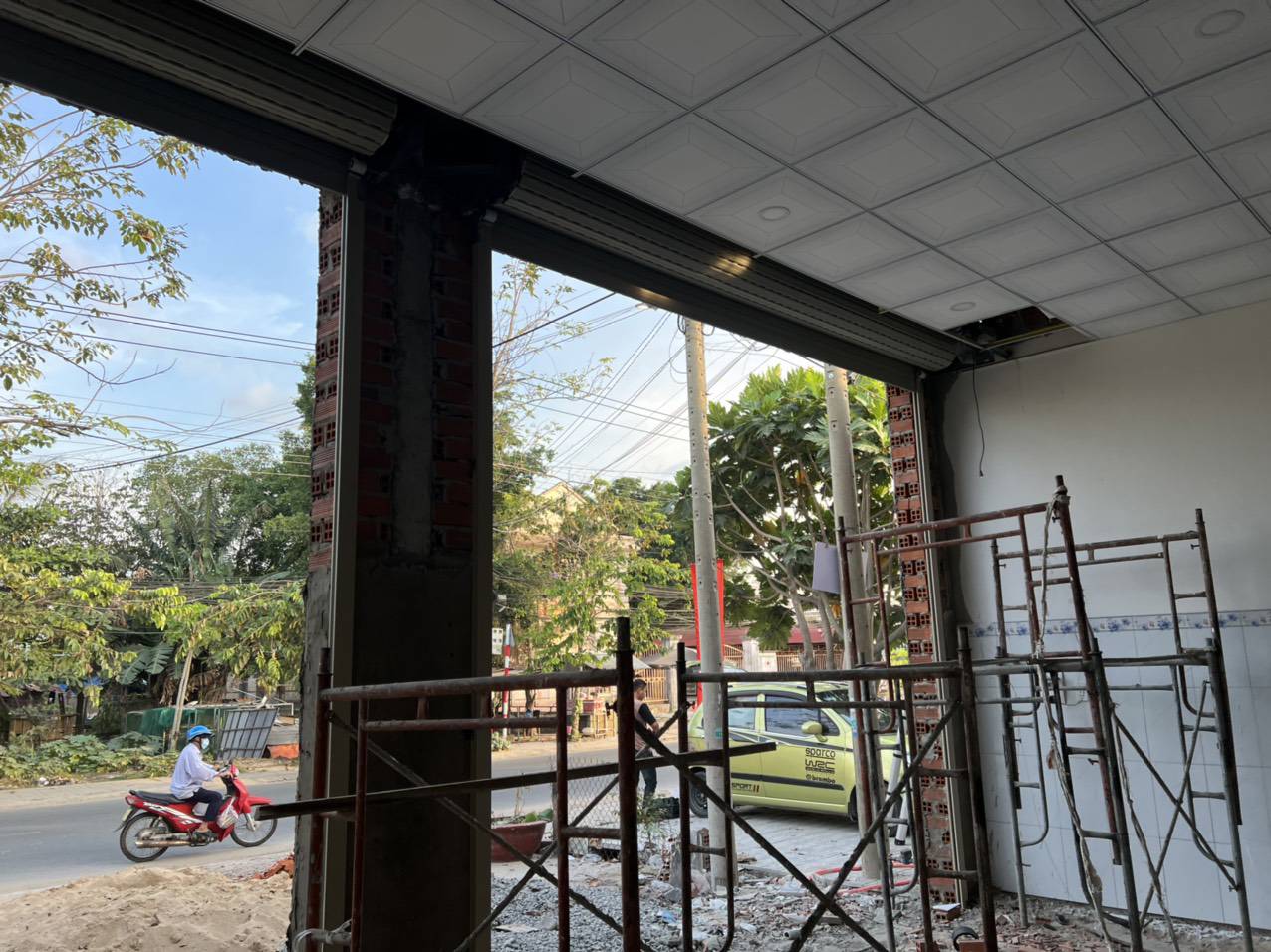 Kỹ thuật viên FIX365 sửa cửa cuốn tận nơi tại TP Dĩ An Bình Dương, kiểm tra motor và ray cửa cuốn, đảm bảo cửa vận hành an toàn, ổn định.