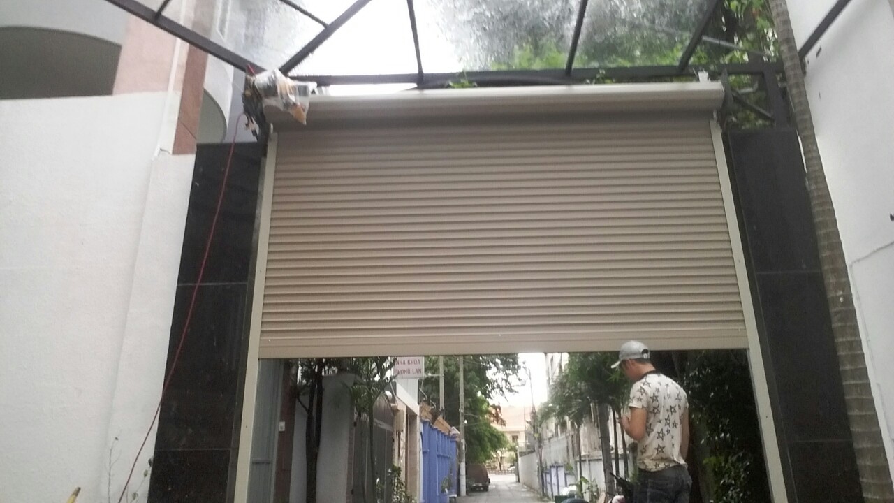 Thợ FIX365 có kinh nghiệm sửa cửa cuốn tại huyện Cần Giờ, kiểm tra và xử lý sự cố cửa không vận hành ổn định.