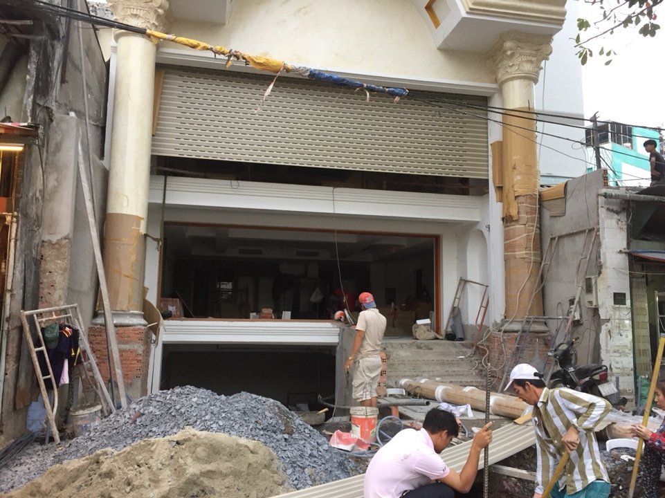 Hình ảnh sửa cửa cuốn huyện Cần Giờ trực tiếp tại chỗ, khắc phục nhanh tình trạng cửa bị kẹt hoặc không đóng mở được.