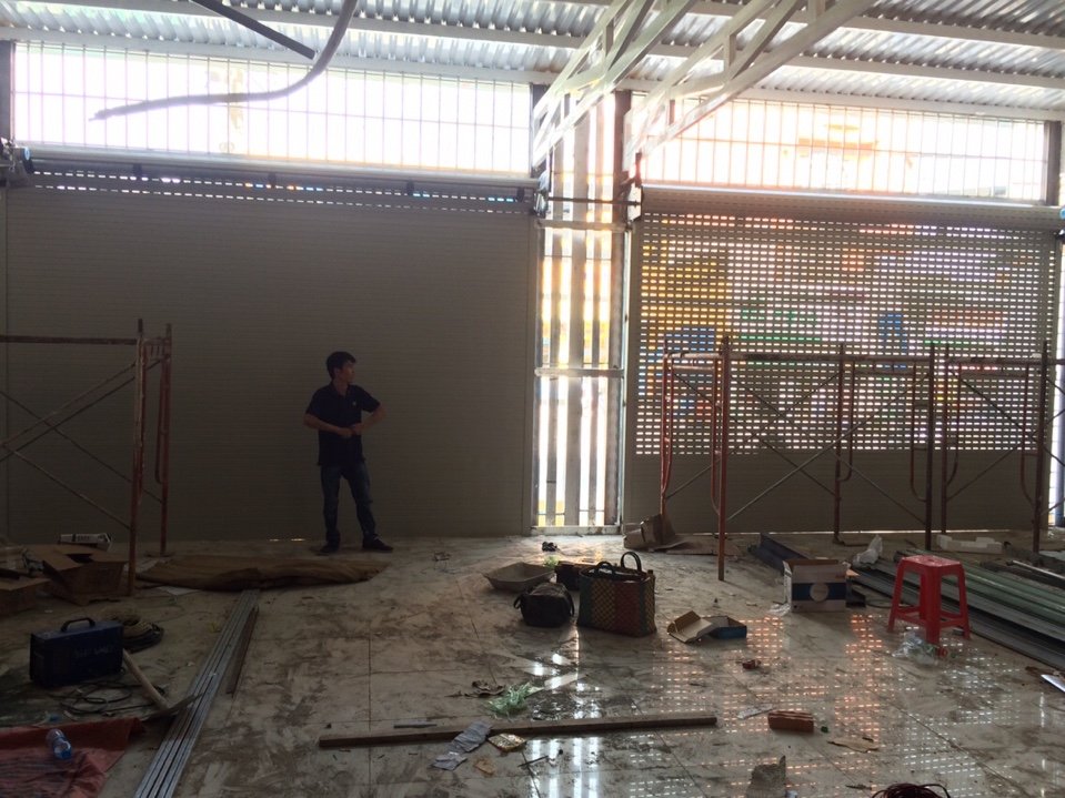 Thợ FIX365 có mặt tại huyện Hóc Môn để xử lý nhanh cửa cuốn bị kẹt, cửa không đóng mở được, kiểm tra và sửa trực tiếp tại chỗ.