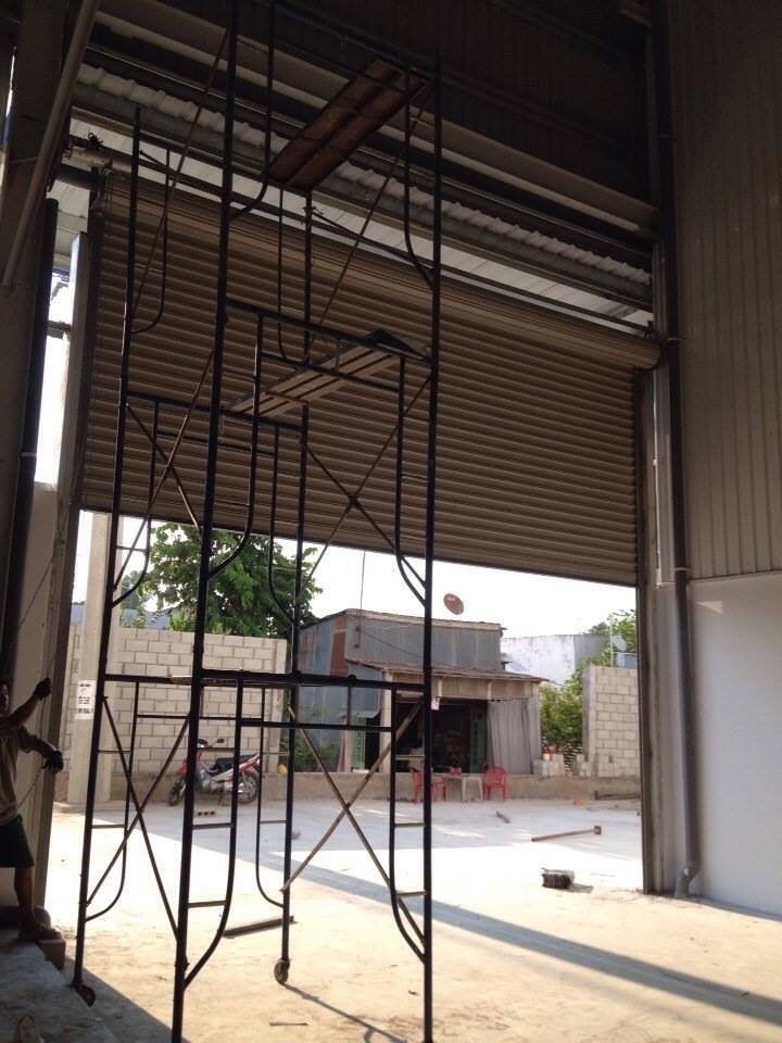 Kỹ thuật viên FIX365 có mặt nhanh tại huyện Nhà Bè để khắc phục tình trạng cửa cuốn bị kẹt, không lên xuống hoặc đứng cửa đột ngột.