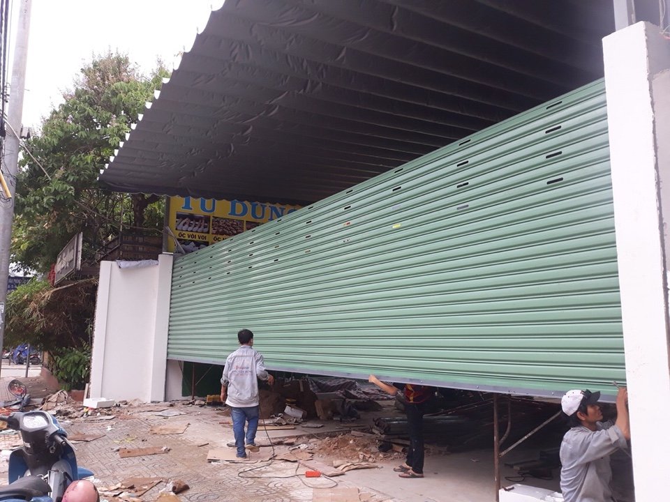 Thợ FIX365 tay nghề cao đang kiểm tra và xử lý sự cố cửa cuốn tại huyện Nhà Bè, đảm bảo sửa đúng lỗi và vận hành ổn định.