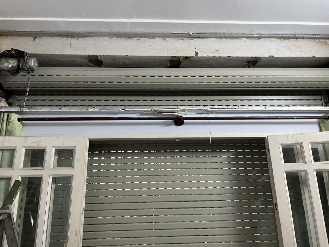 Dịch vụ sửa cửa cuốn bị kẹt nan, không lên xuống tại Dĩ An, FIX365 xử lý nhanh sự cố, báo giá minh bạch trước khi sửa.