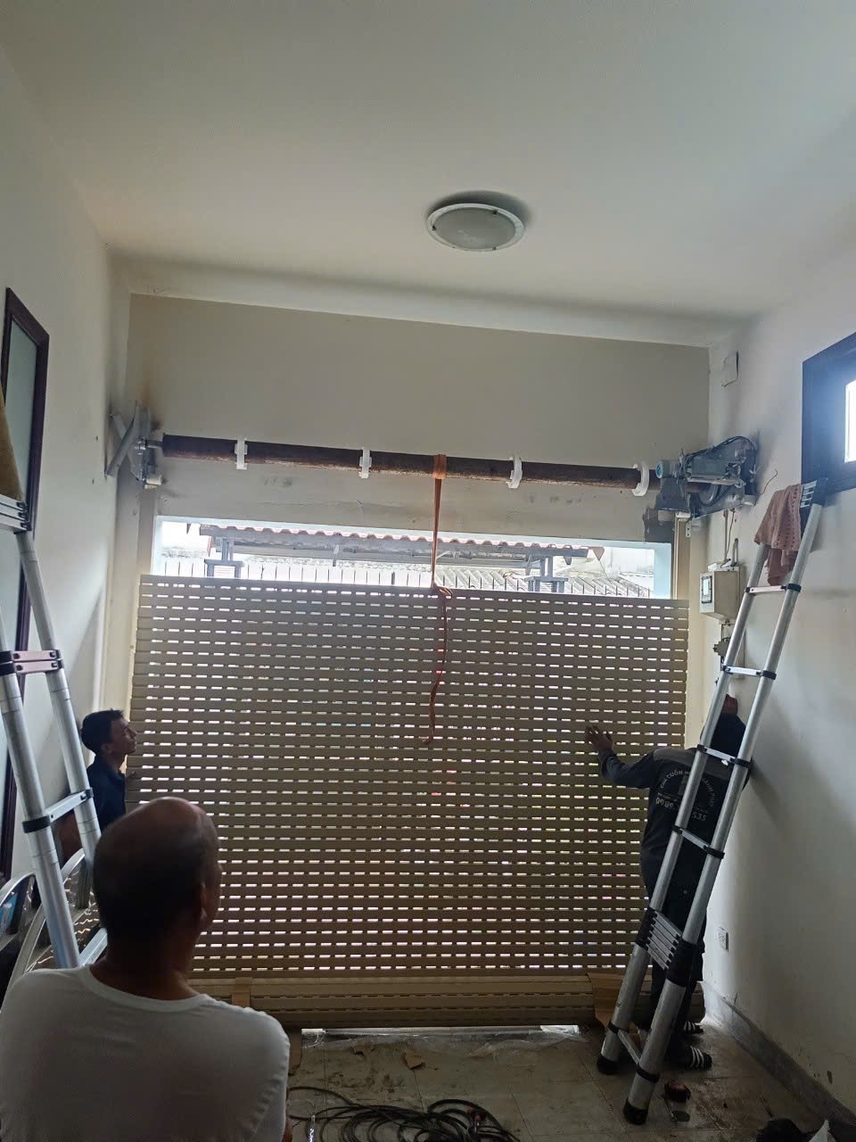 FIX365 xử lý cửa cuốn kẹt nan, lệch ray tại Quận Bình Thạnh, căn chỉnh lại hệ thống ray dẫn hướng, giúp cửa cuốn lên xuống trơn tru, hạn chế hư hỏng tái diễn.