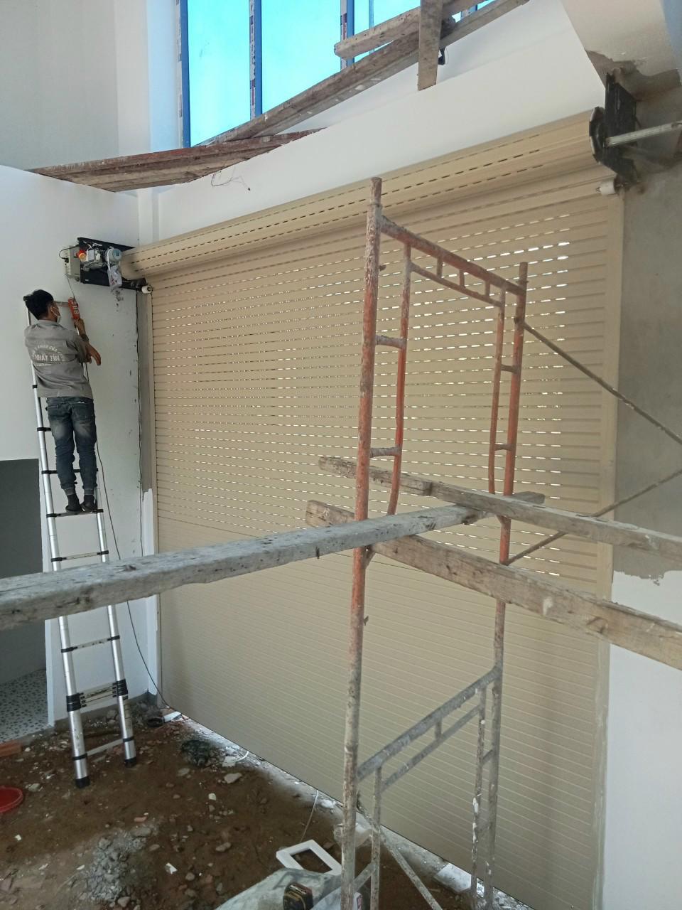 FIX365 xử lý cửa cuốn bị lệch ray, kẹt nan tại Thuận An, cân chỉnh lại ray và nan cửa giúp cửa chạy êm, không còn phát tiếng ồn khi đóng mở.