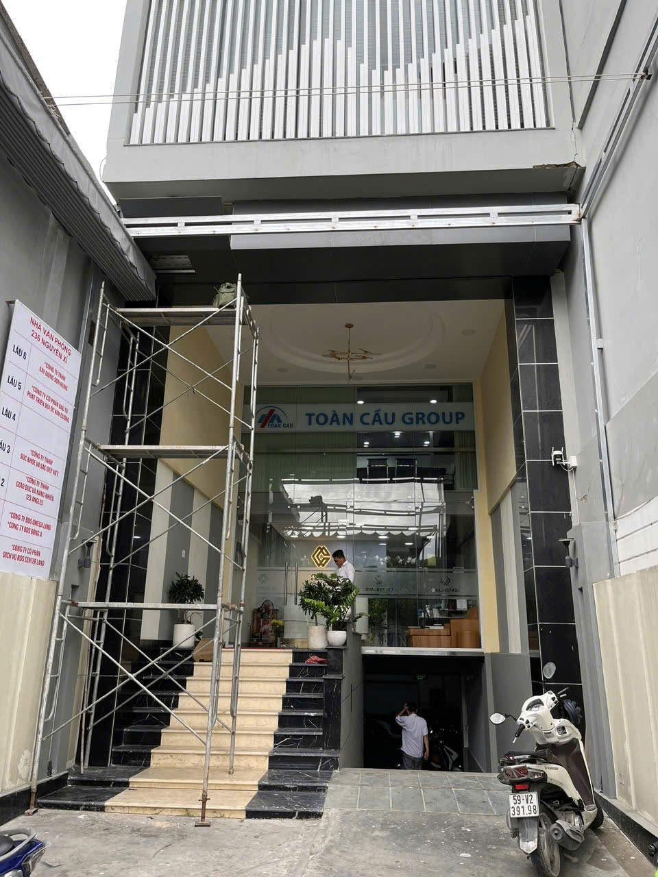 Hình ảnh thợ FIX365 thực hiện bảo trì cửa cuốn định kỳ tại quận Gò Vấp, bao gồm vệ sinh ray, tra dầu trục và kiểm tra motor. Bảo trì giúp cửa cuốn vận hành êm, hạn chế sự cố phát sinh.