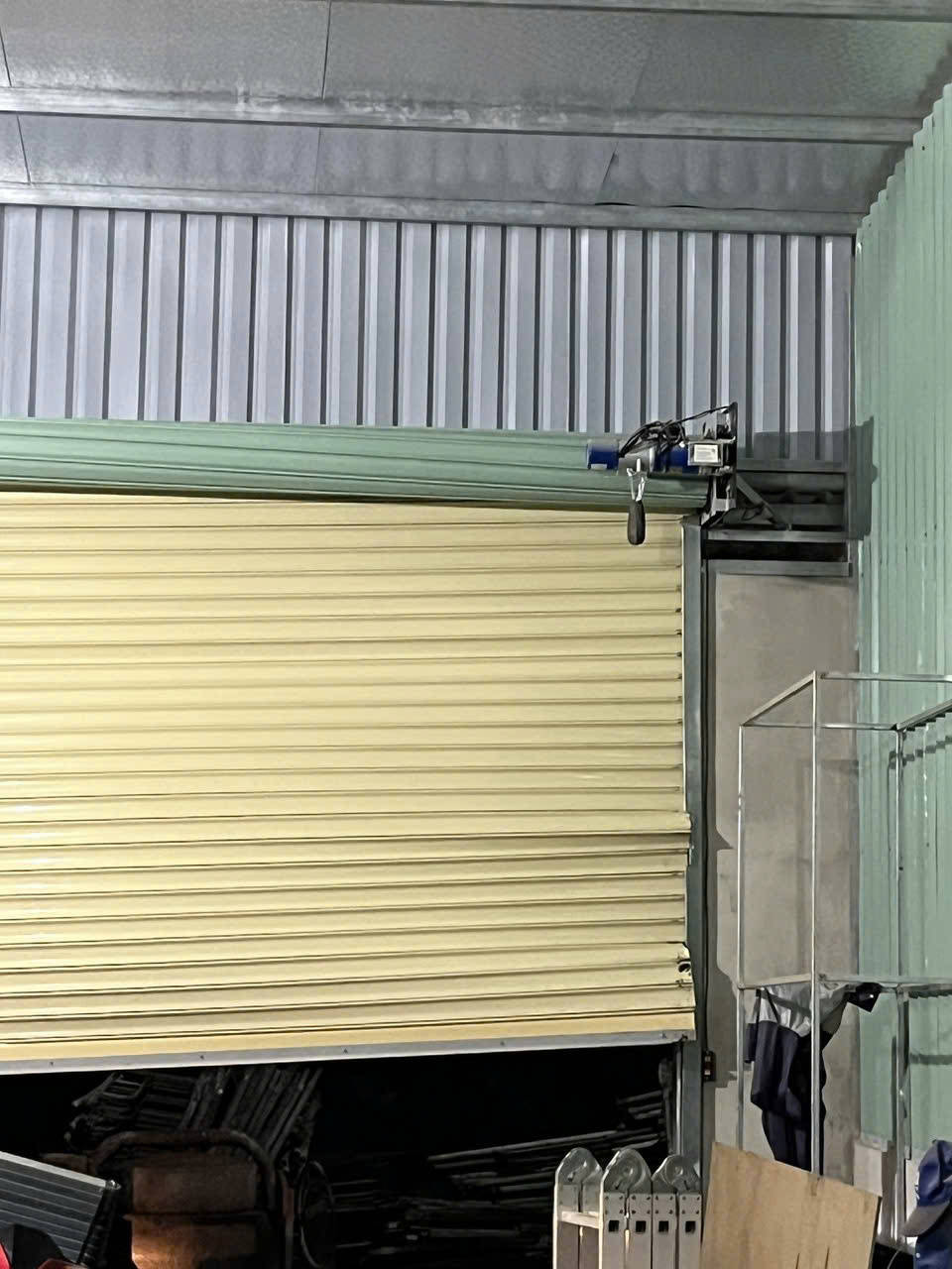 Kỹ thuật viên FIX365 sửa cửa cuốn quận Gò Vấp gặp tình trạng cửa không đóng kín hoàn toàn, hở chân cửa. Hệ thống hành trình và trục cuốn được kiểm tra, căn chỉnh để cửa đóng khít và đảm bảo an toàn.