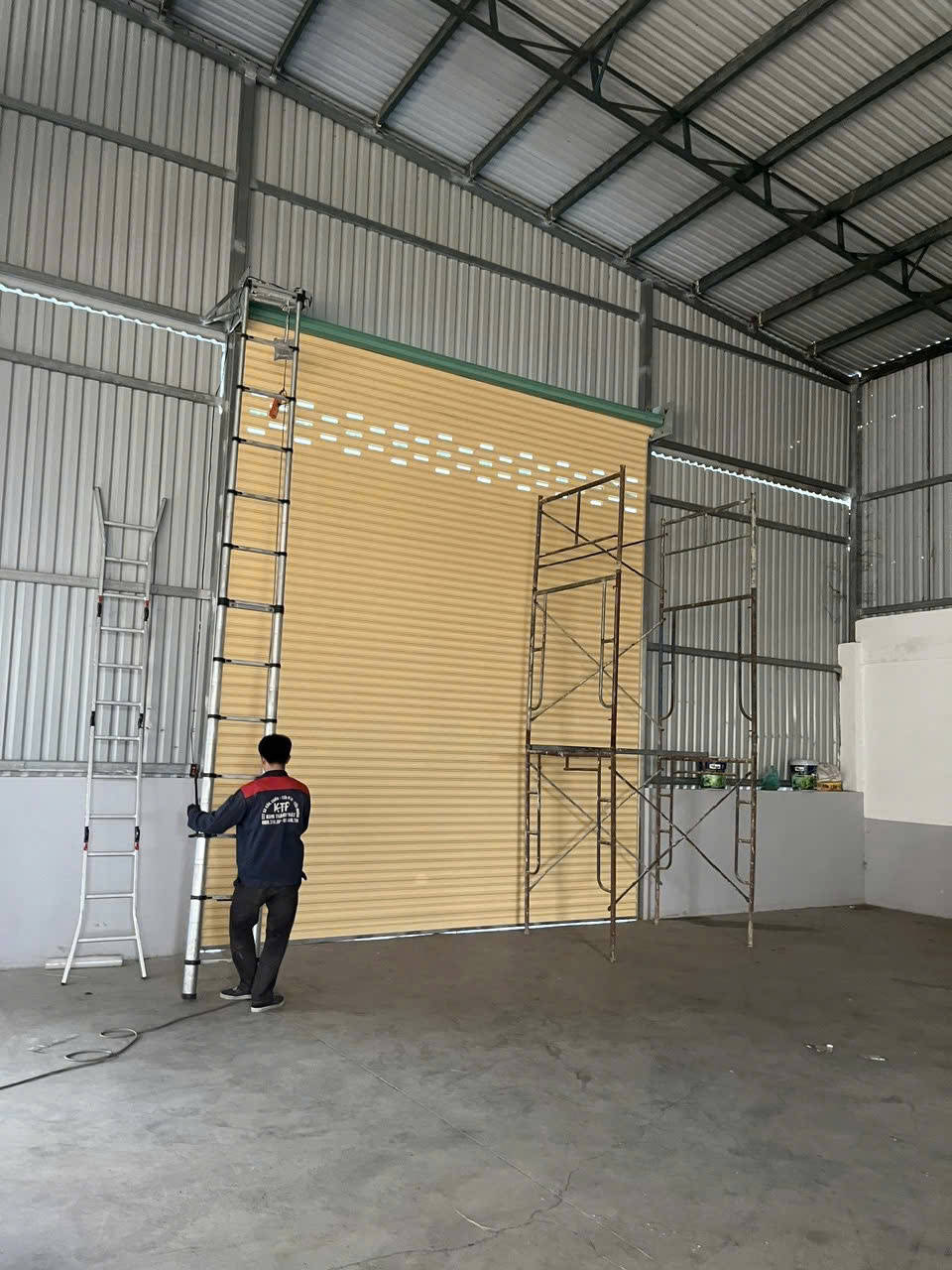 Dịch vụ sửa cửa cuốn Quận Phú Nhuận 24/7 của FIX365, hỗ trợ nhanh và có bảo hành.