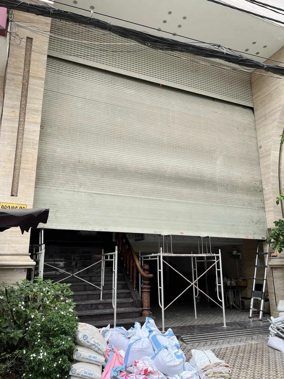 Sửa cửa cuốn Quận Phú Nhuận tại nhà bởi thợ FIX365, kiểm tra và xử lý cửa kẹt an toàn.