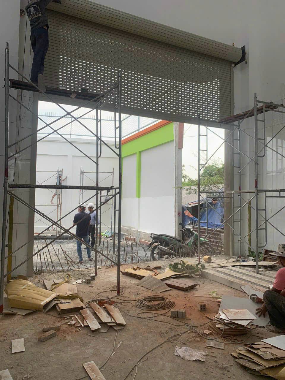 Thi công lắp đặt cửa cuốn kim loại cỡ lớn cho mặt tiền nhà xưởng đang xây dựng